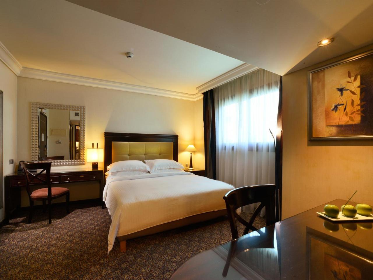 Aparthotel Raouche Arjaan By Rotana Beirut Exterior foto